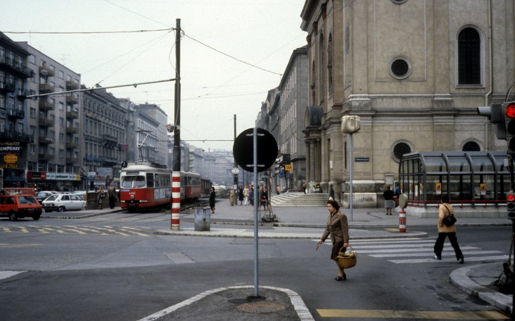 Wien WVB SL A (E1 4492) Praterstrasse / Rotensterngasse / Sankt Johann Nepomuk (Kirche zum Hl. Johannes Nepomuk) im Oktober 1979.