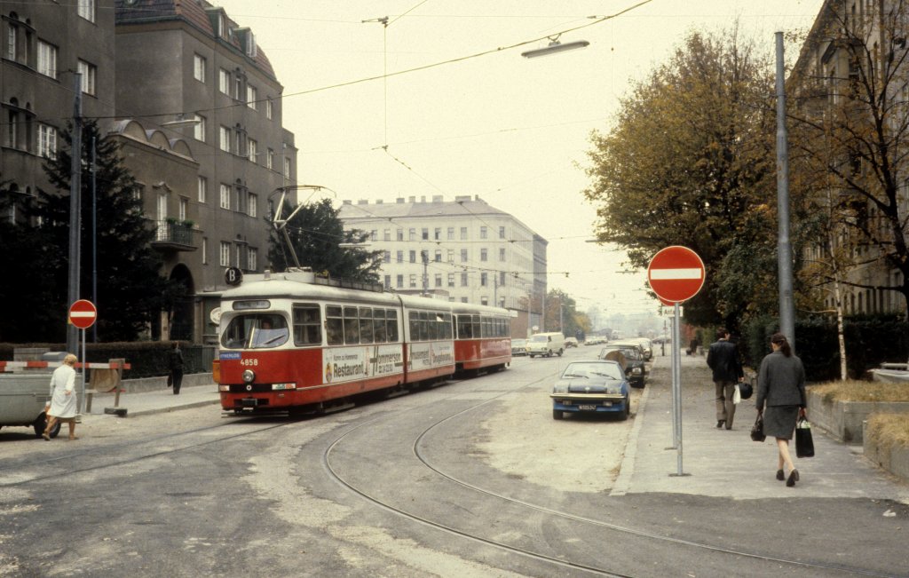 Wien WVB SL B /E1 4858) Vorgartenstrasse / Lassallestrasse im Oktober 1979.