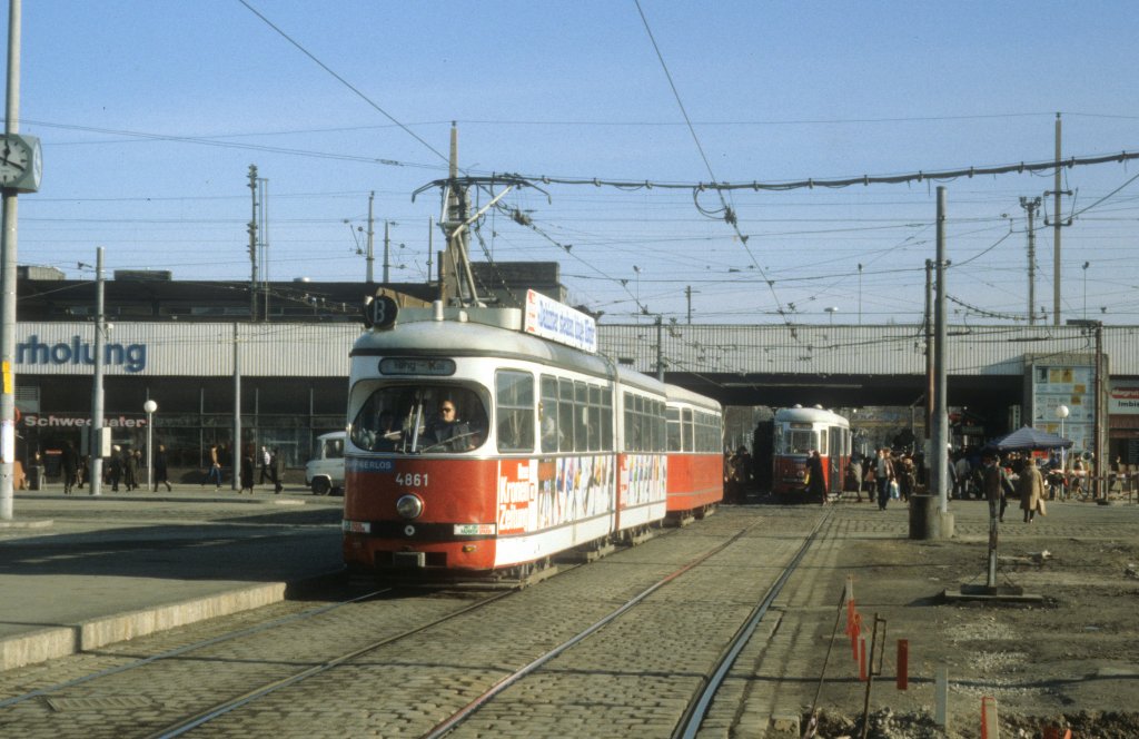 Wien WVB SL B (E1 4861) Praterstern im Dezember 1980.