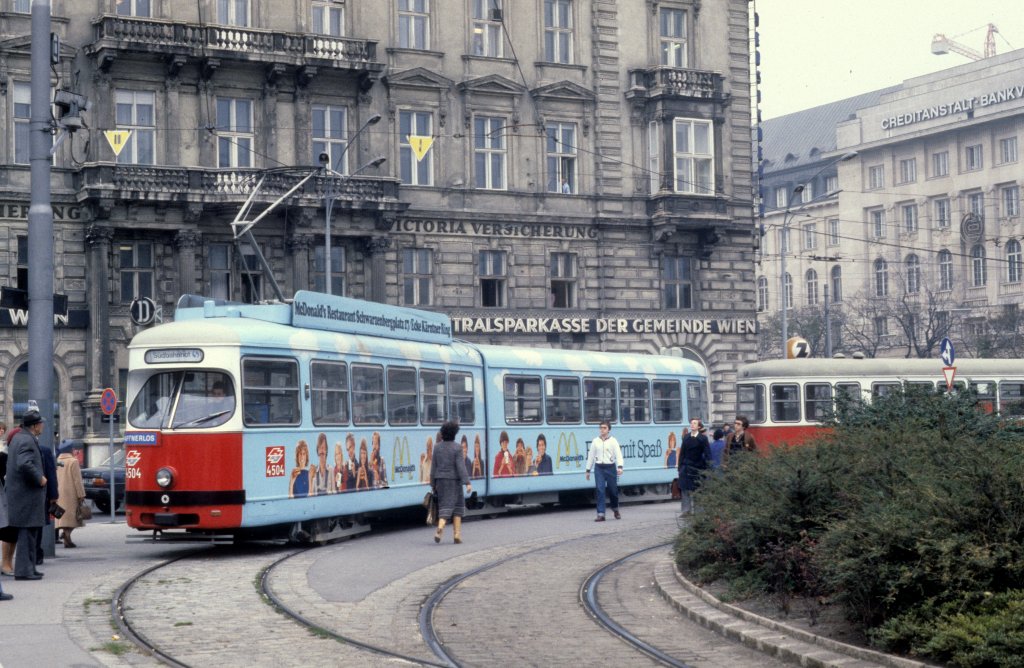 Wien WVB SL D (E1 4504) Schottentor am 18. Oktober 1978. - Von 1978 bis 1981 warb der E1 4504 fr McDonald's.