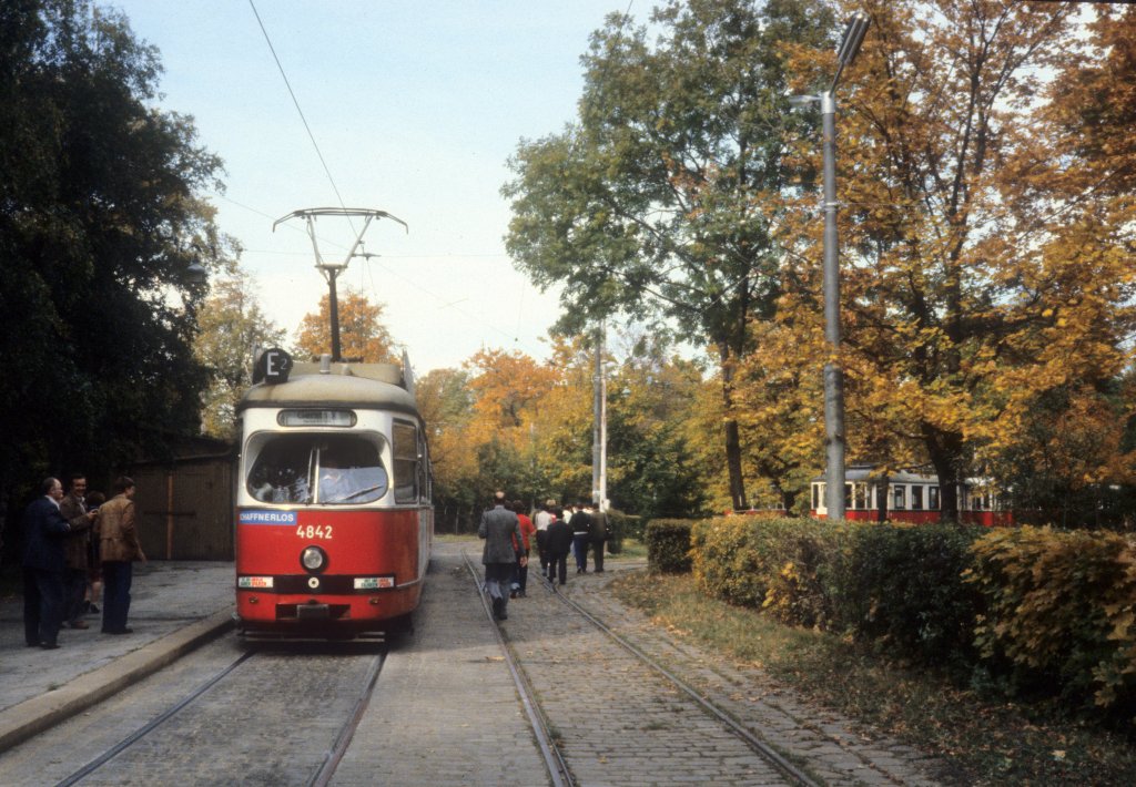 Wien WVB SL E2 (E1 4842) Prater Hauptallee am 14. Oktober 1979. - Im Hintergrund rechts ahnt man den Museumswagen M 4078.









