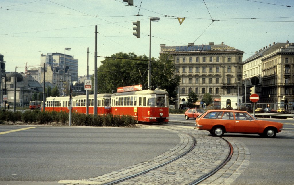 Wien WVB SL E2 (L 538 + l 1791 + l 17xx) Karlsplatz im Oktober 1979.