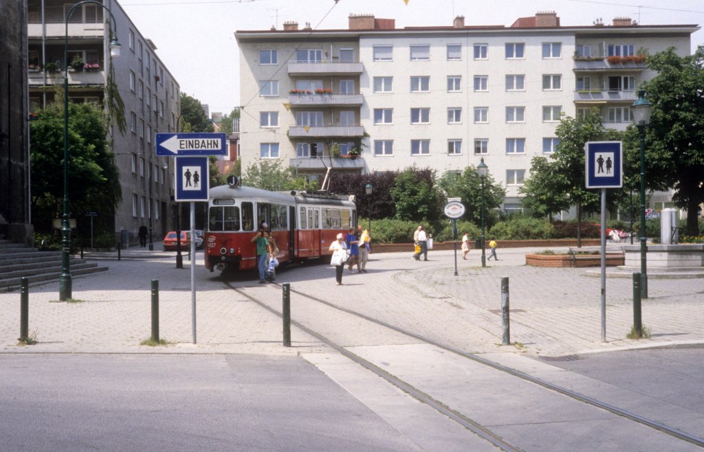 Wien WVB SL J (E1 4527) Ottakringer Strasse / Johannes-Krawarik-Gasse im Juli 1992.