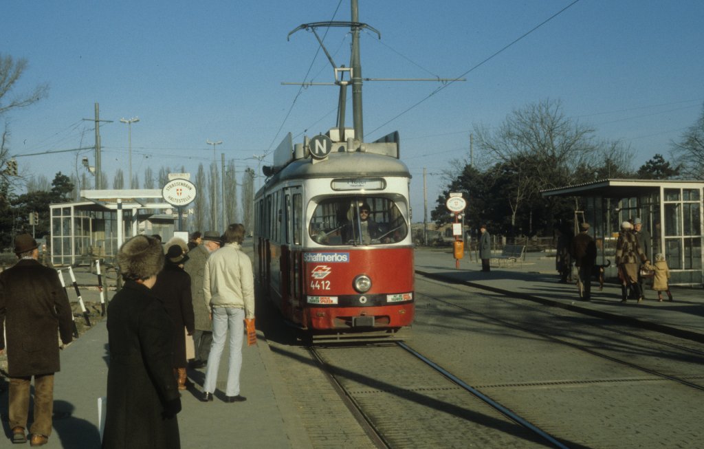 Wien WVB SL N (E 4412) Friedrich-Engels-Platz im Dezember 1980.