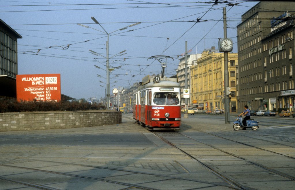 Wien WVB SL O (E 4445) Wiedner Grtel / Arsenalstrasse / Sdbahnhof im Juli 1982.
