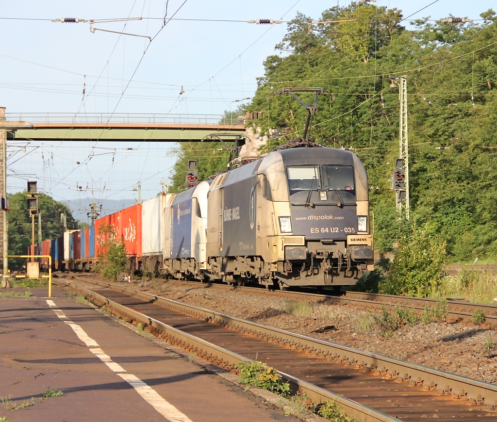 Wiener Lokalbahn-Doppel in Eichenberg: 182 535-5 (ES 64 U2-035) und eine weitere Dispo 182er ziehen einen Containerzug in Richtung Norden durch Eichenberg. Aufgenommen am 23.06.2011.