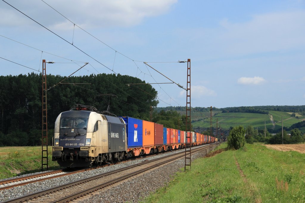 Wiener Lokalbahn ES 64 U2 - 035 zieht am 02.08.12 einen Containerzug durch das Maintal.
Hier bei Himmelstadt