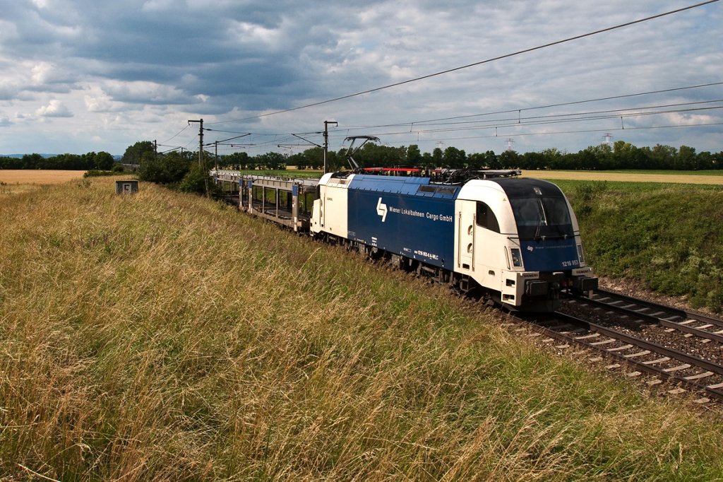 Wiener Lokalbahnen Cargo GmbH 1216 953, unterwegs mit einem leeren Autozug kurz vor Gramatneusiedl Richtung Osten. Die Aufnahme entstand am 27.06.2013.