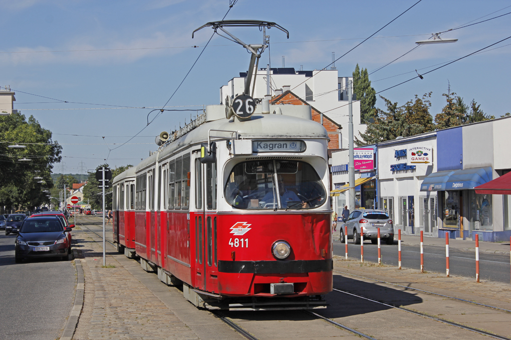 Wiener Straenbahn: Linie 26 (Strebersdorf-Kagran) E1+c4 4811(leicht beschdigt)+1xxx an der Station Ruberggasse. Ein heier 1.8.2013.