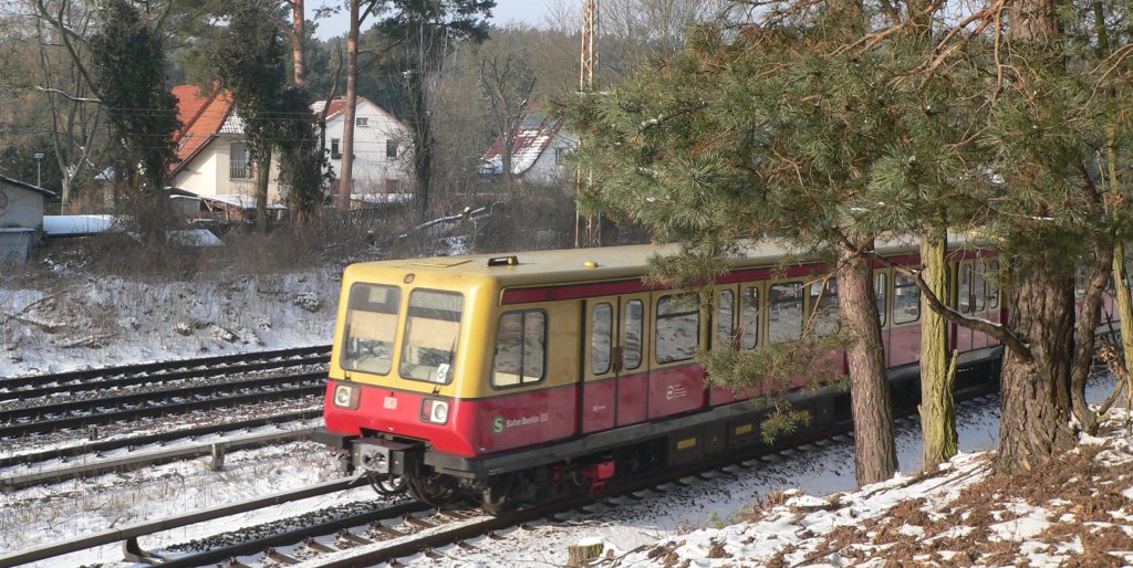 Wilhelmshagen in Berlin - beliebtes Ausflugsziel fr Erholungssuchende. Wlder und Seen laden zur Entspannung ein, zudem kann man hier ausgezeichnet, und vor allem in aller Ruhe, rodeln. Hier fhrt eine S3 Richtung Ostkreuz aus. 26.1.2013