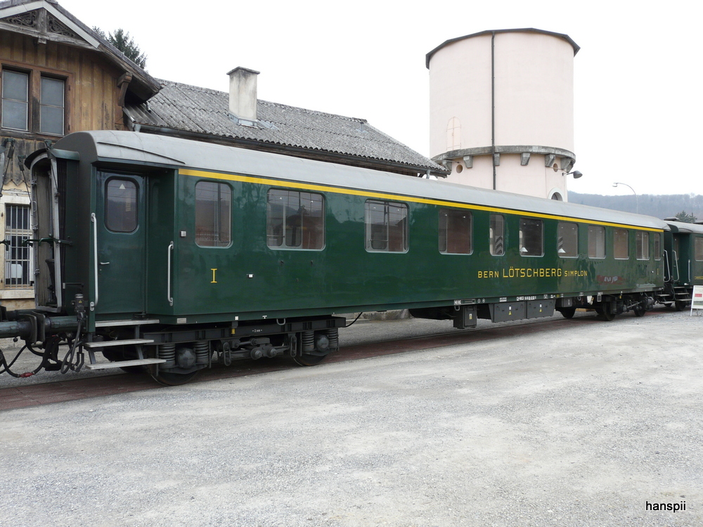 William Cook Rail GmbH - Personenwagen 1 Kl. A 56 85 88-43 102-9 abgestellt in Sissach am 07.04.2013