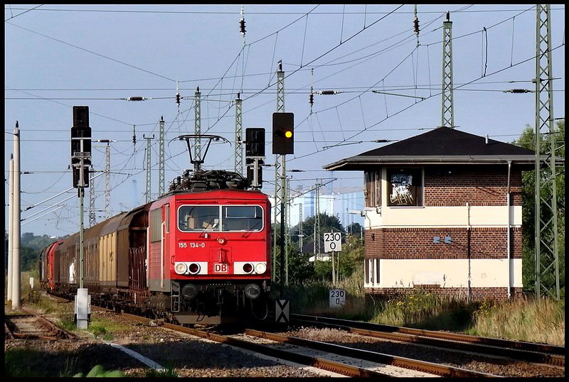 Willkommen auf der Insel Rgen. 155 134-0 vor -45504- nach Mukran- neben dem stillgelegten Stellwerk Altefhr.  Stralsund am 16.08.09 