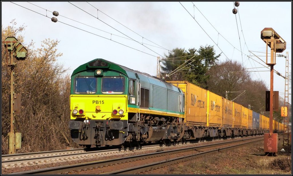Willkommen auf der Montzenroute.Teil 2 zeigt die Class 66 (PB 15) unter Volllast
mit einen schweren Containerzug am Haken. Man knnte nebenher laufen ,bei ca 15 ~ 20km ,mehr ist nicht drin an dieser Stelle hier. Location: Gemmenicher Weg,Aachen im Mrz 2013.
Hier geht es weiter zu Bild Nr.3: http://www.bahnbilder.de/bild/Belgien~Galerien~Montzenlinie+Aachen-Montzen-Vise/668138/hier-nun-teil-3-der-kleinen.html