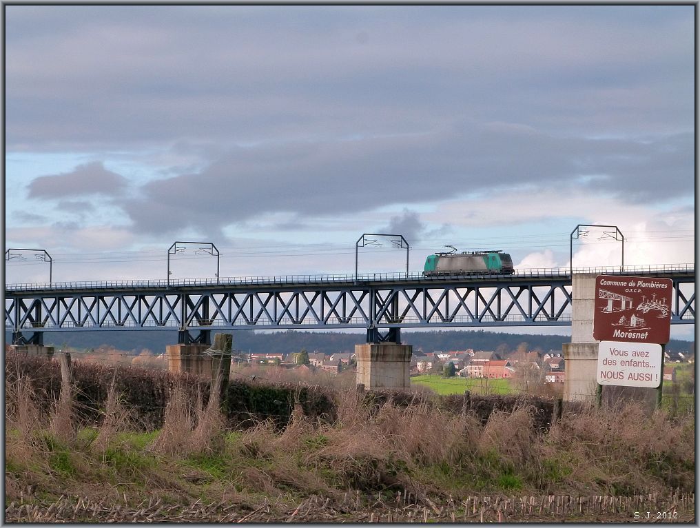 Willkommen im Dreilndereck. Postkartenidylle aus Belgien von der Montzenroute.
Eine Cobra (E-186) berquert gerade das Ghltal bei Moresnet,die lngste Stahltrgerbrcke Europas. November 2012. 