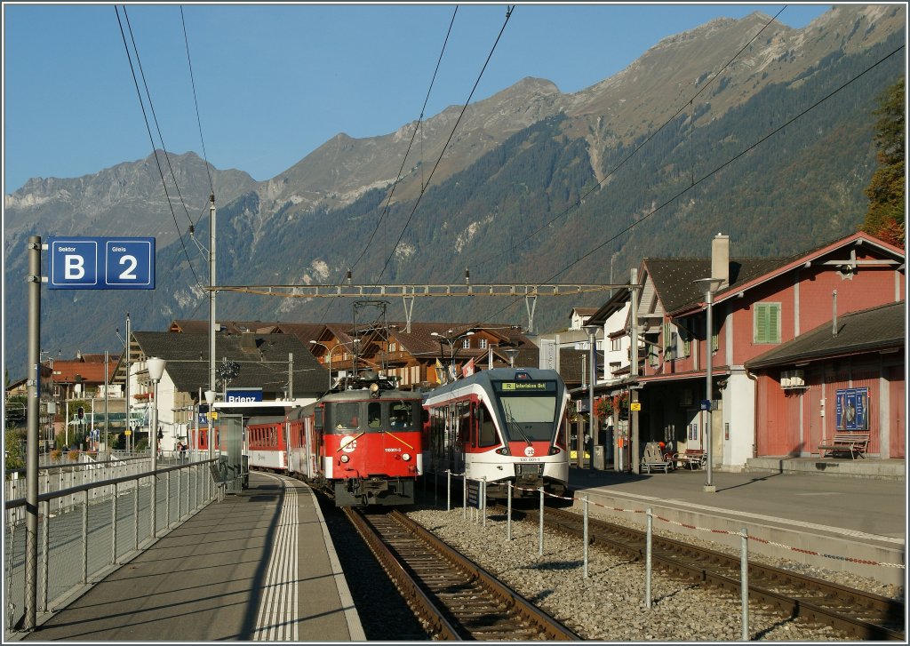 Willkommene Abwechslung im Regionalverkehr Interlaken - Meiringen: Statt zwei  Spatzen  verkehrte nur einer und der De 110 001-5 (Baujahr 1941) mit B,B und ABt bernahm den zweiten Umlauf. Hier bei der Kreuzung in Brienz am 1. Oktober 2011.