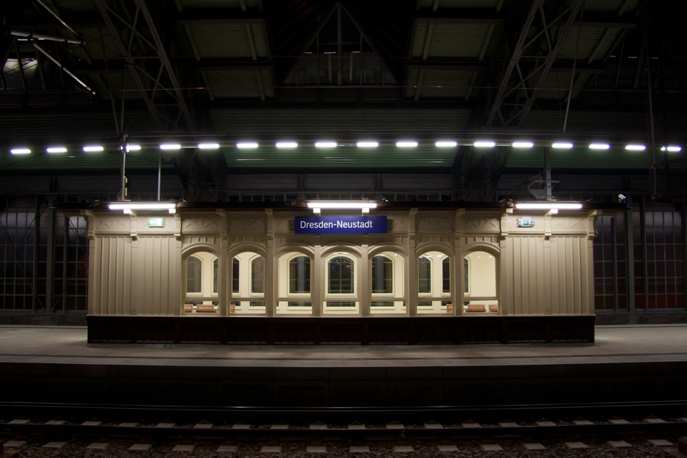 Windgeschtze Wartepltze auf den Fernbahnsteigen des Bahnhofs Dresden-Neustadt. 09.11.2012