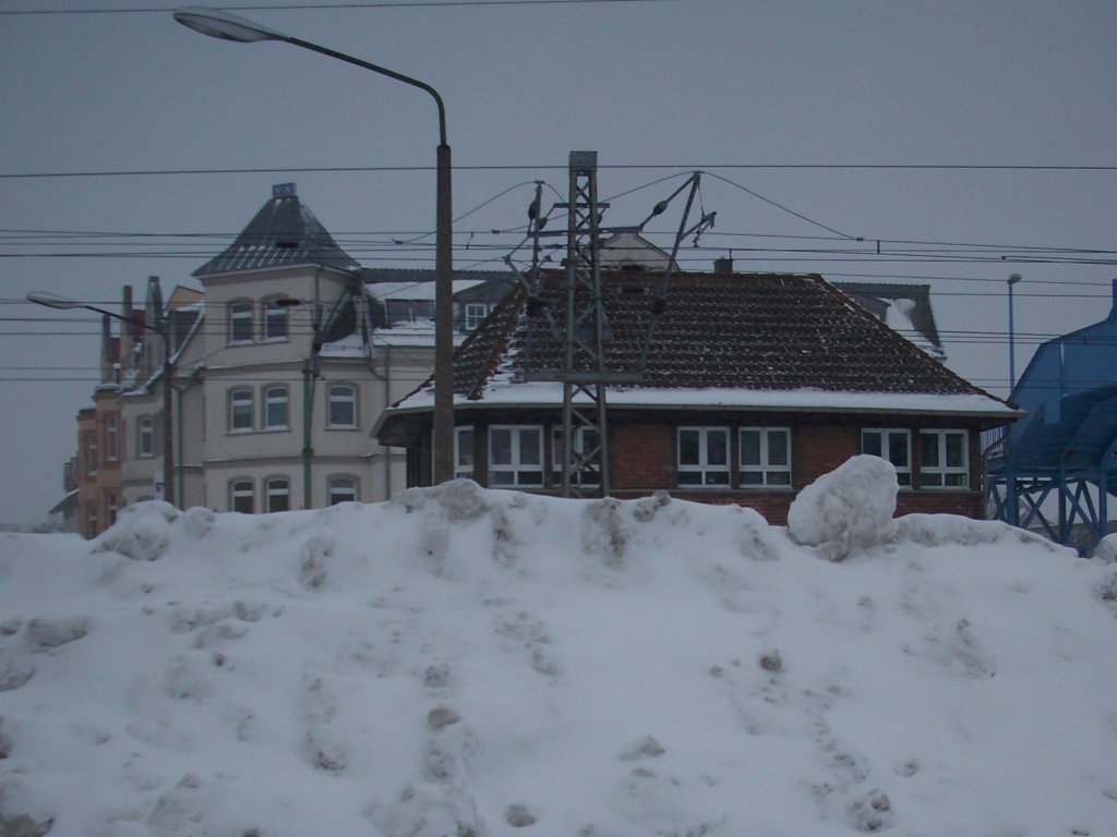 Winter 2010 extrem.Hier schaute das Fahrdienstleiterstellwerk von Bergen/Rgen,am 12.Februar 2010,gerade so ber die Schneemassen.Das Stellwerk war nicht eingeschneit.Hinter den Schneemassen lagen erst die Gleise und dann kommt das Stellwerk.