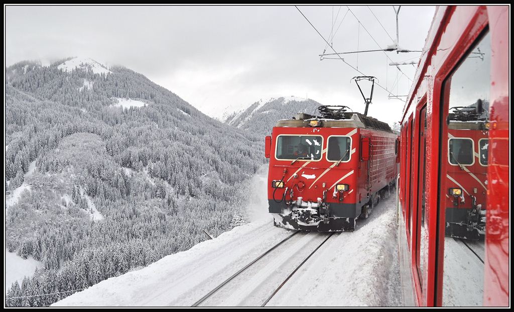 Winter am Oberalp. R824 nach Disentis mit einer HGe 4/4 II begenet dem R827 nach Andermatt in Momp Tujetsch. (19.12.2012)