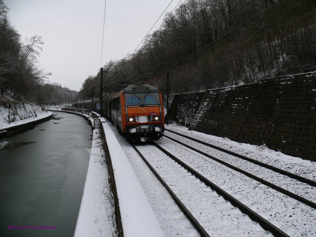 Winter in Arzviller:
Eine verschneite SNCF-BB26000 schleppt ihren Gterzug gen Osten.
01.2010