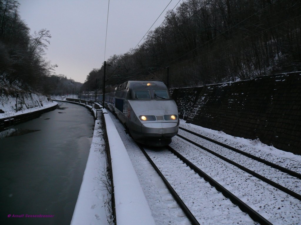 Winter in Arzviller:
SNCF TGV-R unterwegs als Zug TGV5442 von Bordeaux-St.Jean nach Strasbourg.
01.2010