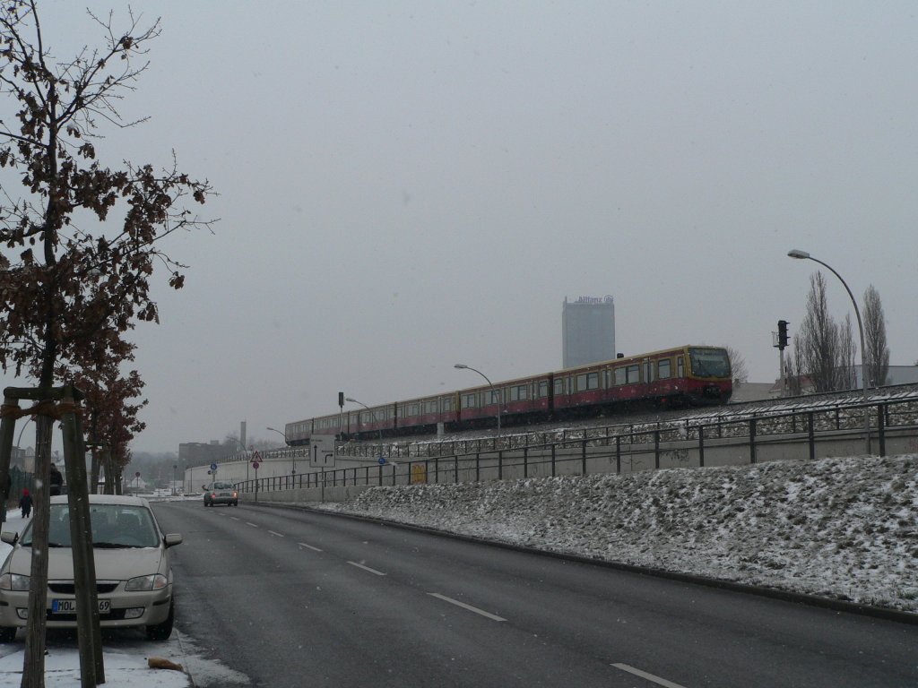 Winter in Berlin - und eine Ringbahn, vom Treptower Park kommend, fhrt im Ostkreuz ein. 5.2.2012