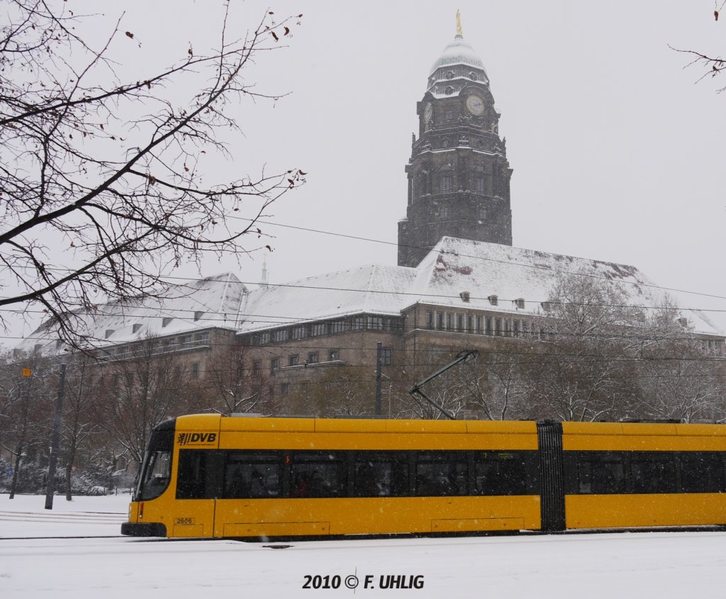 Winter-Dienst vor hchster Warte - NGTD8DD auf Linie 8 nach Sdvorstadt vor dem Dresdner Rathaus (02.01.2010).