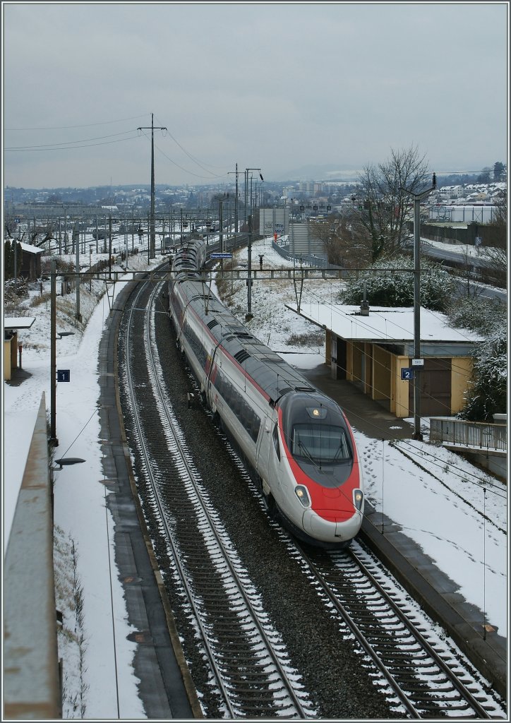 Winter: Eigentlich mag ich den Winter und auch italienische Zge, doch sollte das eine weder das andere zu fest in die Lnge gezogen werden...
ETR 610  Pinocchio  auf seinem Weg Richtung Milano bei der Durchfahrt in Lonay-Preveranges am 15. Jan. 2013