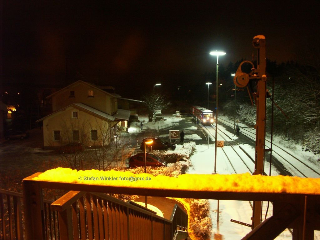 Winter im Frankenwald im Januar 2010. Ein 628 wartet in Selbitz auf die allstündliche Kreuzung mit dem Gegenzug. Die Signale sind teildemontiert, das Stellwerk seiner Hebelbank beraubt - der Bahnhof ist leer....