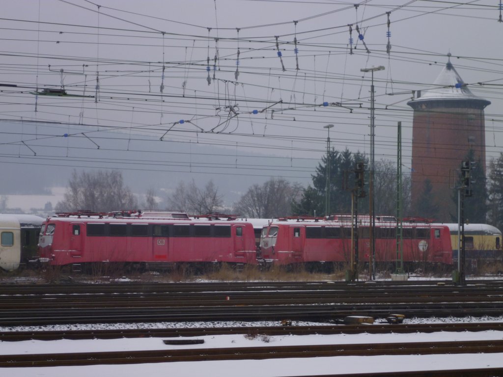 Winter in Lichtenfels die 110 226 und 110 103 stehen immernoch da , gesehen am 21.01.13.
