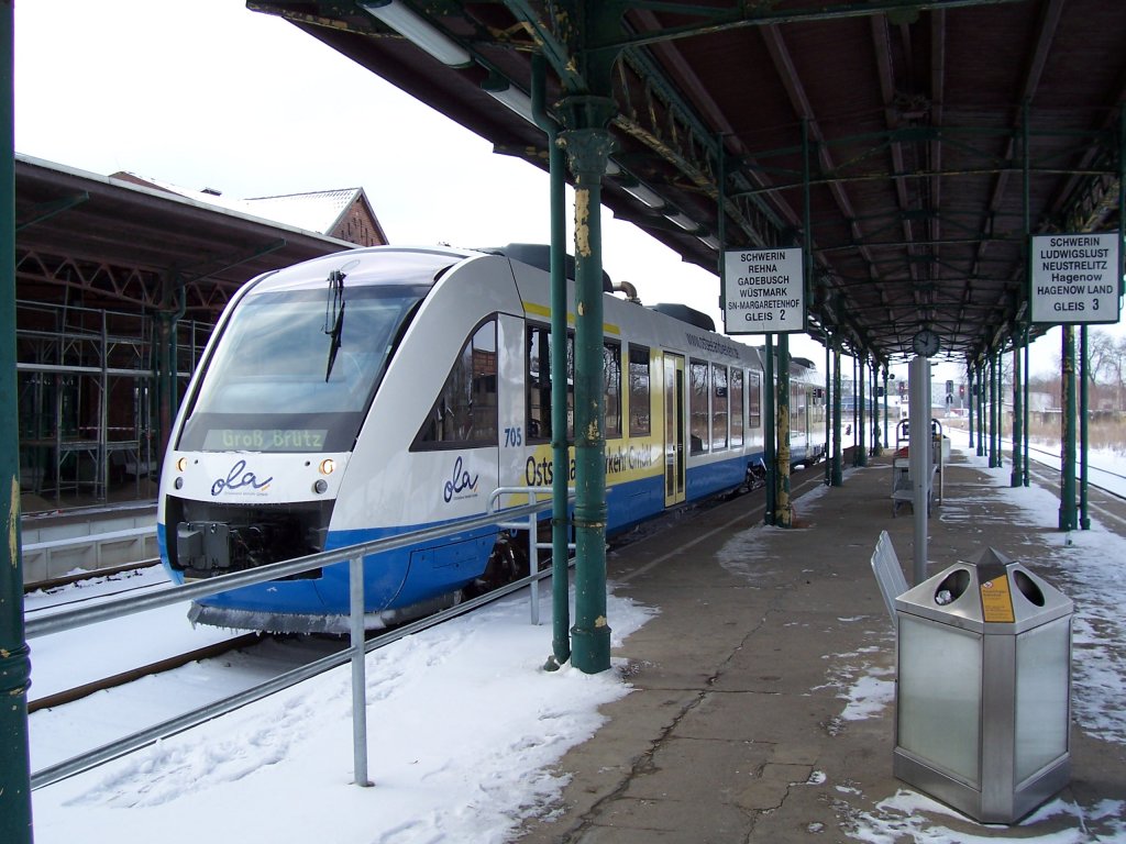 Winter in Mecklenburg Vorpommern hier im Bahnhof von Parchim wartet VT 705 der OLA auf Ausfahrt nach Gro Brtz aufgenommen am 03.12.2006