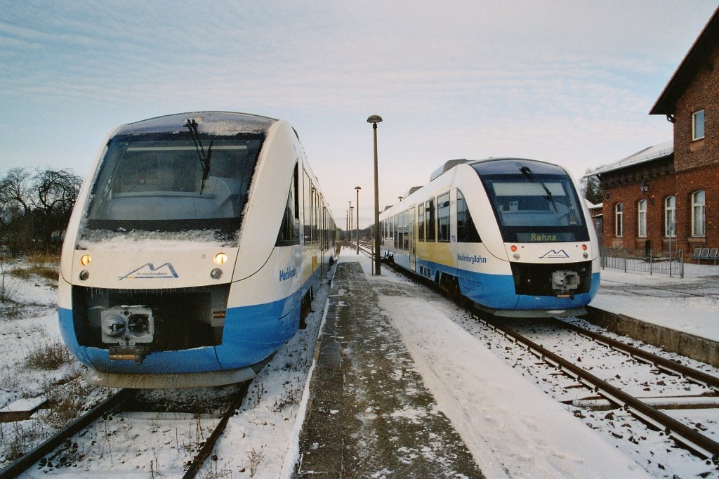 Winter in Mecklenburg wie hier im Bahnhof von Crivitz an der Strecke Rehna- Schwerin- Parchim mit einer Zugkreuzung zweier TW Lint der Mecklenburgbahn ( OLA ) im Januar 2003 .
