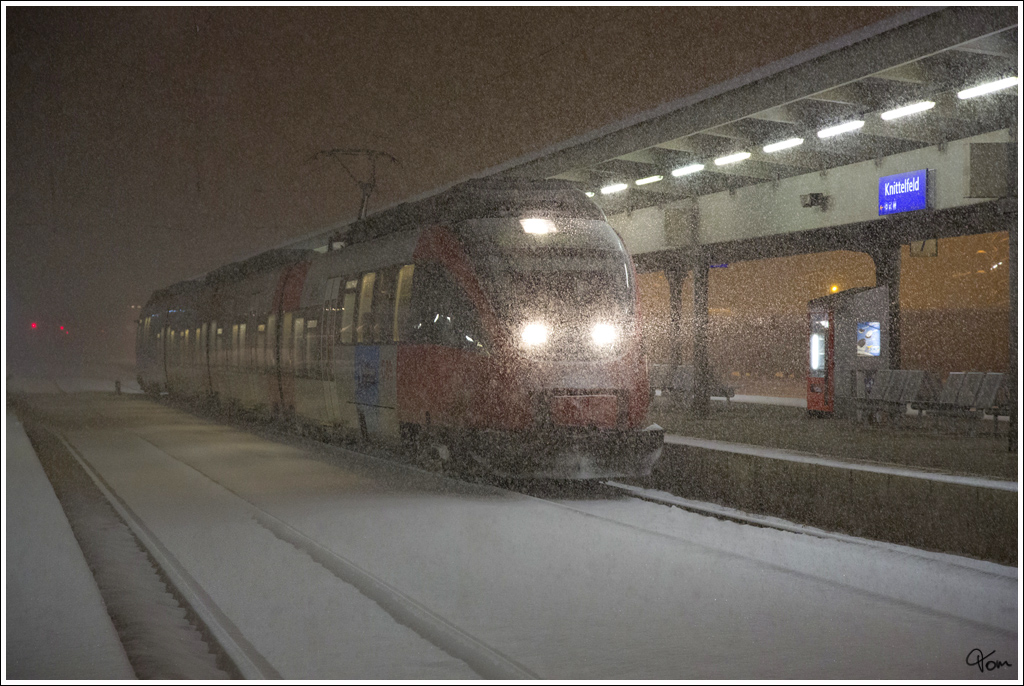 Winter im Murtal - Ein 4024 fhrt als R4223 von Graz nach Unzmarkt, hier beim Halt in Knittelfeld.
16.1.2013