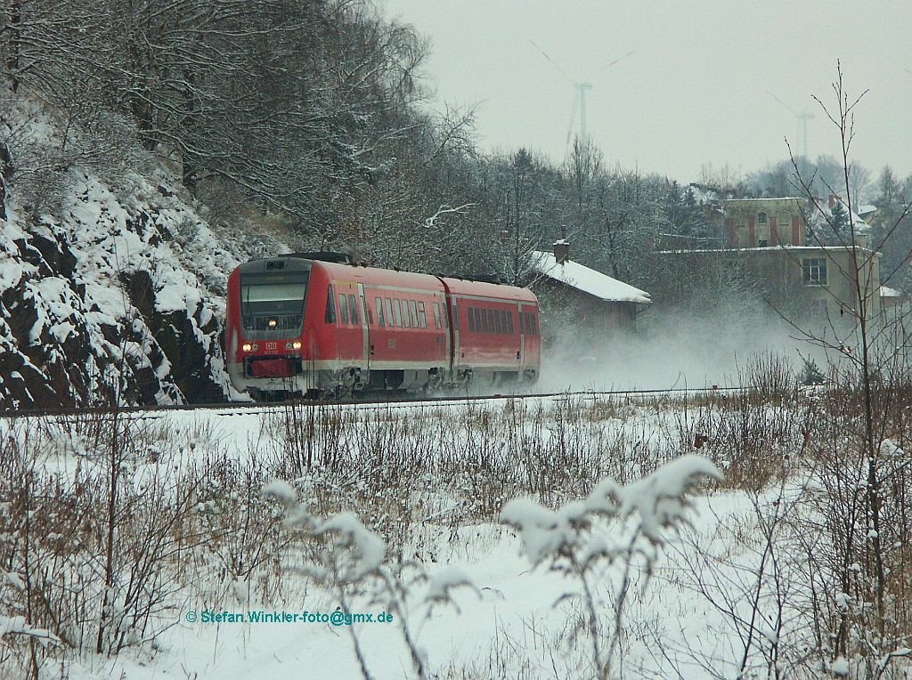 Winter in Oberfranken, ein 612er donnert unvermindert durch den Bahnhof Oberkotzau an der Stelle, wo wohl in frherer Zeit mal mehr Gleise bzw. der Rangierbahnhof waren. Heute wuchert es hier und ein gut genutzter Spazierweg fhrt entlang... .Der 612er erreicht in wenigen Minuten Hof Hbf. Foto vom Januar 2010.