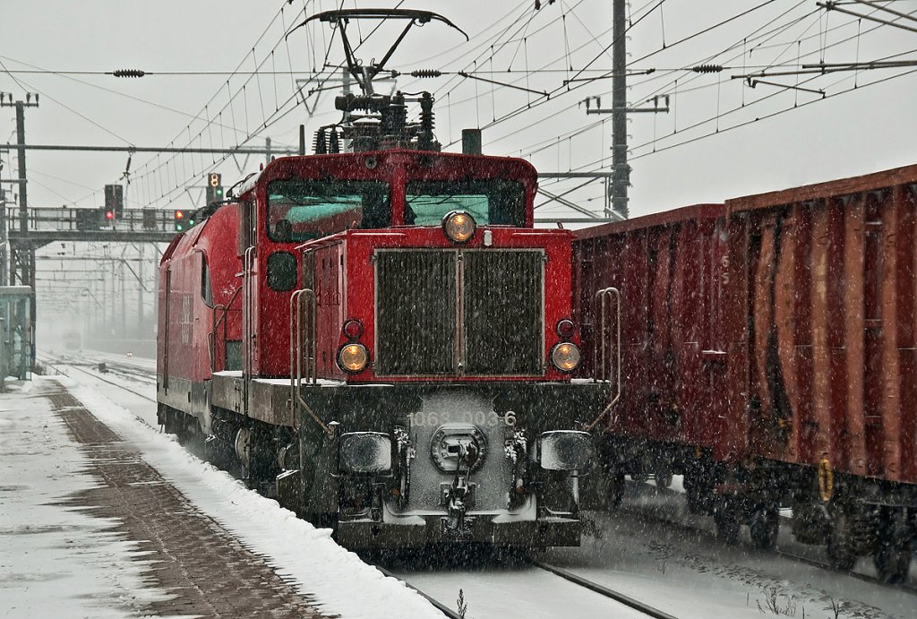 Winter in Wien. 1163 003 bei der Durchfahrt in Wien Haidestrae. Die Aufnahme entstand am 08.01.2010.