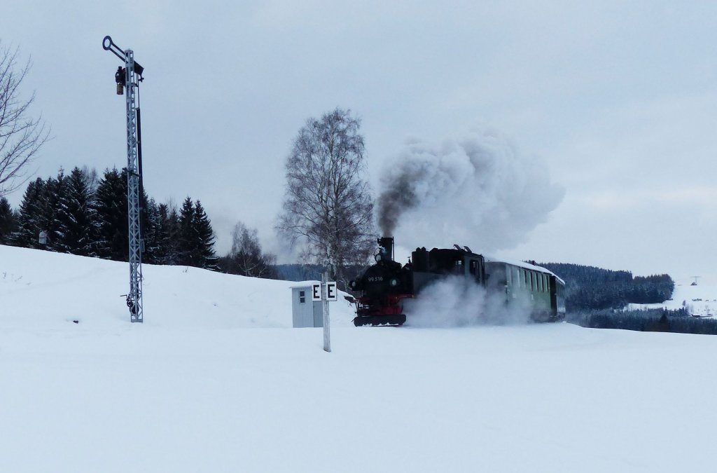 Winterdampf am 10.02.2013 auf der Museumsbahn Schnheide.99 516 bei der Einfahrt in den Bahnhof Schnheide.