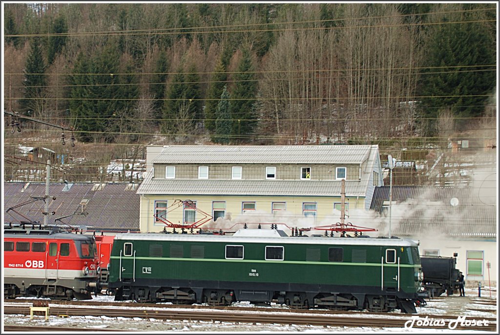  Winterdampf am Semmering 2010  - Vor der Rckfahrt nach Meidling ruhte sich der Chinese in der Traktion Mrzzuschlag noch ein wenig aus. Eine 42er leistete ihr dabei Gesellschaft. Im Hintergrund ist der Tender des Eberhard zu sehen, die ebenfalls eine kurze Pause einlegte. (3.1.10)