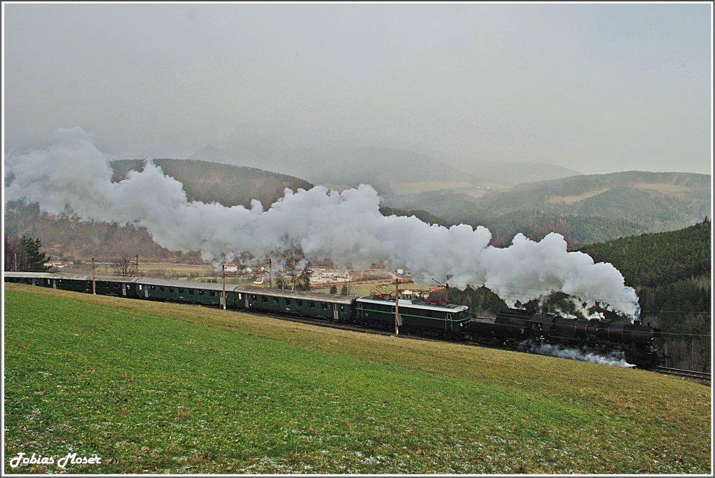  Winterdampf am Semmering 2010  - Ziemlich pnktlich dampfte die 52.4984 mit dem siebenteiligen Schlierenzug und der 1010.10 bei der  Apfelwiese  kurz vor Eichberg vorbei. (3.1.10) 