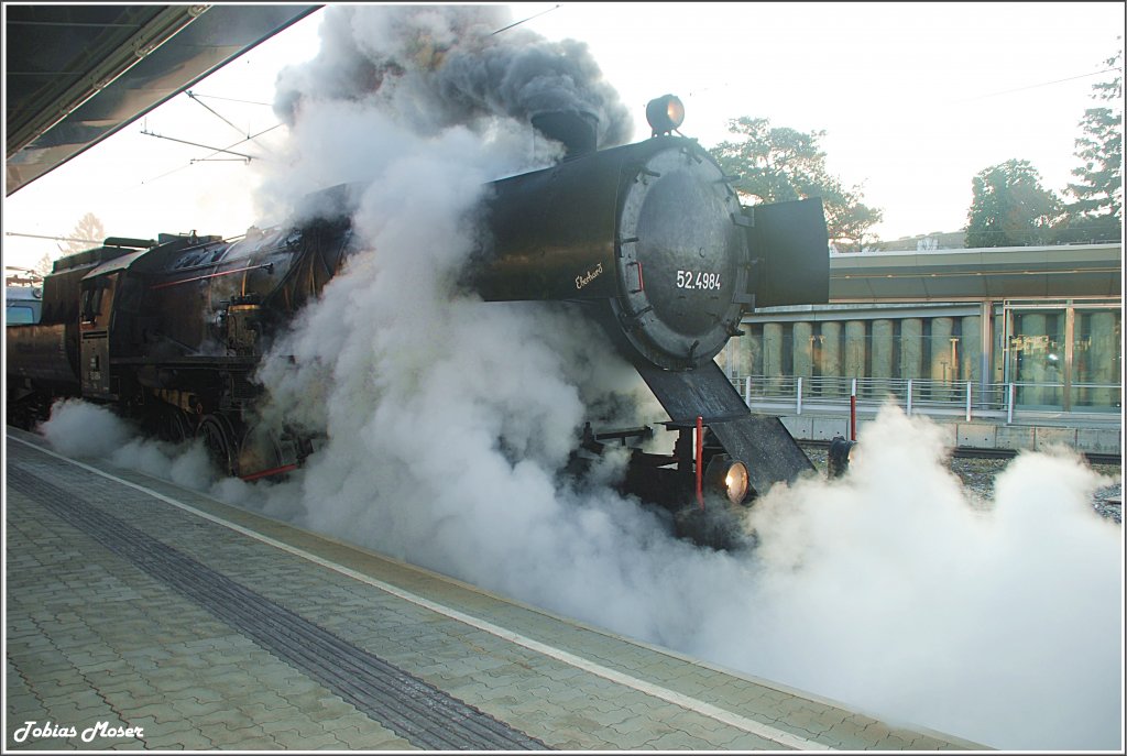  Winterdampf am Semmering 2010  - Der  Eberhard  (52.4984)schleppte gemeinsam mit dem grnen  Chinesen  (gemeint ist die 1010.10) den aus 7 grnen Schlieren bestehenden Sonderzug nach Mrzzuschlag. Das erste Bild zeigt das Gespann bei der Anfahrt in Wien Meidling. (3.1.10)