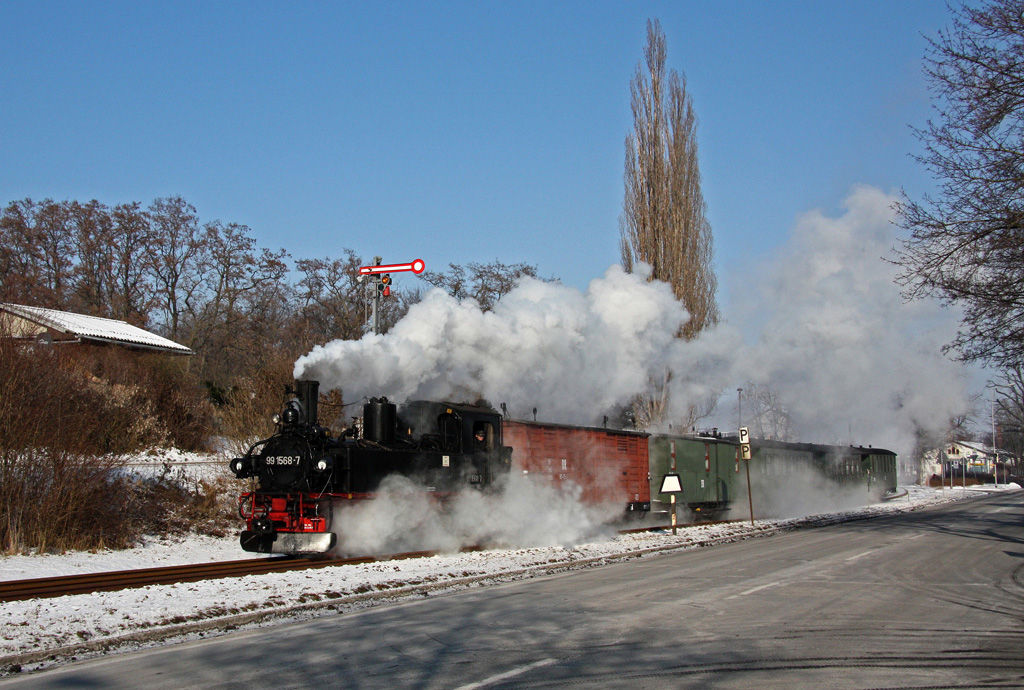 Winterdampf bei der Dllnitzbahn, mit Gastlokomotive 99 1568-7 aus Jhstadt. Hier verlt der Zug den Bahnhof Oschatz, 12.02.2012