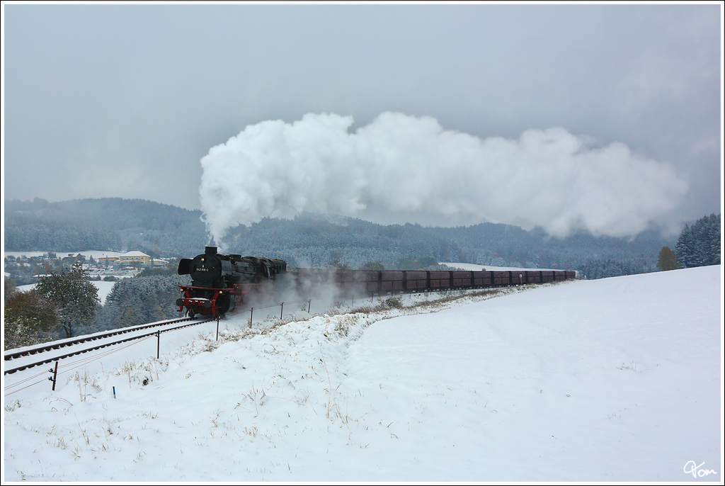 Winterdampf vom Feinsten gab es am 28.10.2012, als die DR 41 018 (DB 042 018-2) f�r Fotozwecke, mit dem umgeleiteten Erzleerzug SGAG 48483 �ber den Hausruck unterwegs war. 
Felling 28.10.2012