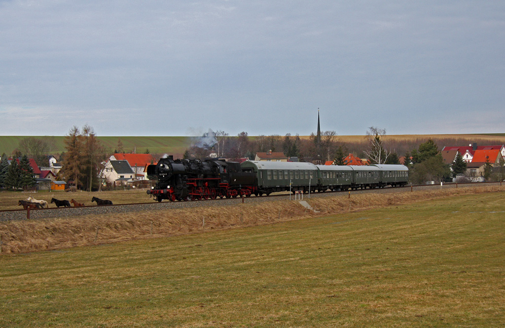 Winterdampf leider ohne Schnee. Die erste Sonderfahrt des Jahres 2011 fhrte den EMBB ber die  Sdschleife . Hier durchfhrt der Zug Grostbnitz, 12.02.2011.