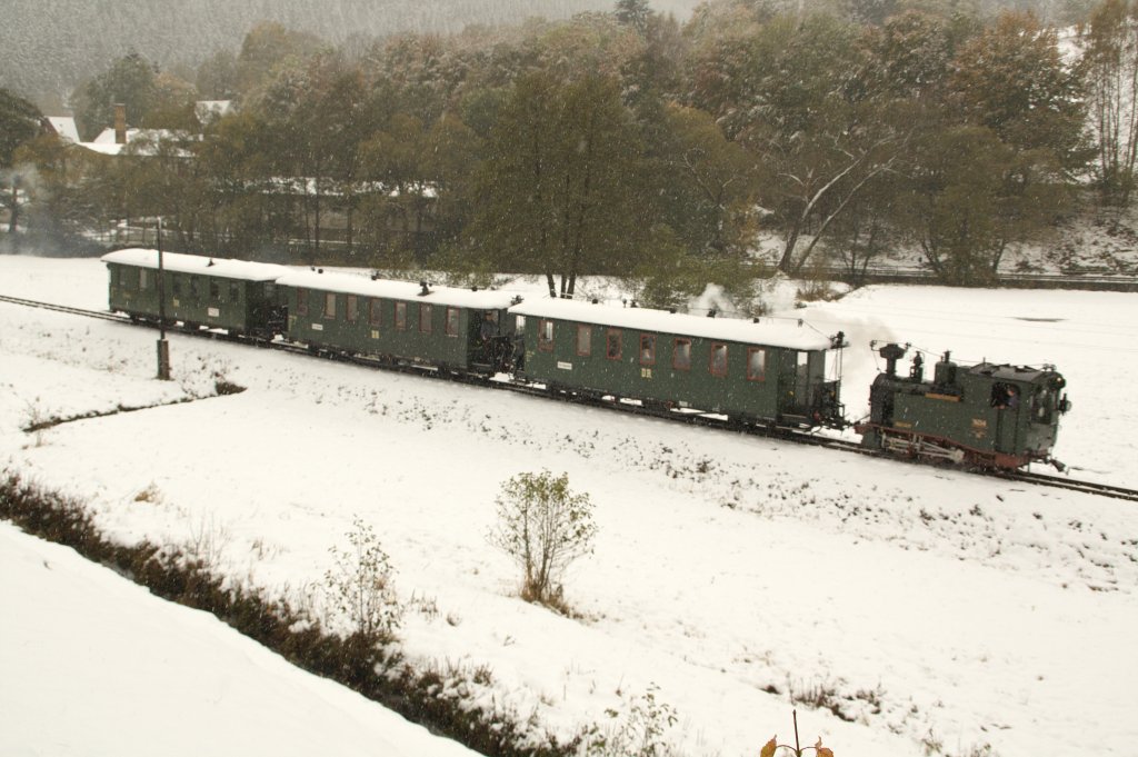 Winterdampf im Oktober, das ist bei uns im Erzgebirge nichts ungew�hnliches! Die s�chsische IK No 54 ist am 17.10.09 im dichten Schneetreiben zwischen Schmalzgrube und Hp Forellenhof unterwegs.