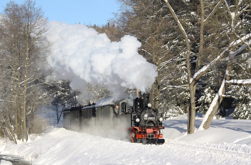 Winterdampf im Prenitz - und Schwarzwassertal. 99 590 ist am 30.12.10 zwischen Schlssel und Jhstadt unterwegs. 

