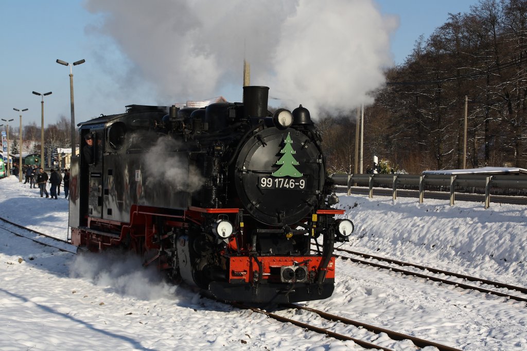 Winterdampf pur im oberen Abschnitt der Weieritztalbahn. 99 746 am 27.11.10 im Bahnhof Obercarsdorf um. 

