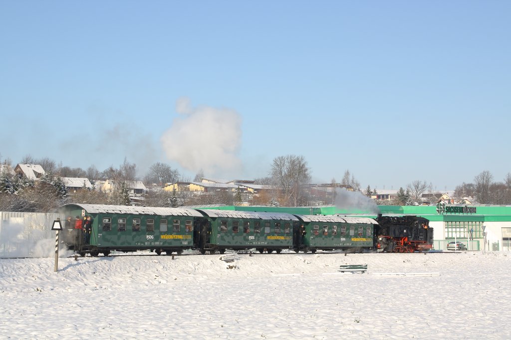 Winterdampf pur im oberen Abschnitt der Weieritztalbahn. 99 746 hat am 27.11.10 den Bahnhof Obercarsdorf fast erreicht. 

