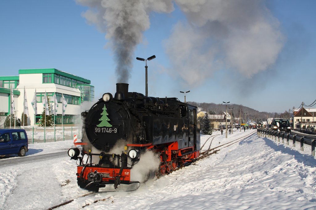 Winterdampf pur im oberen Abschnitt der Wei�eritztalbahn. 99 746 setzt am 27.11.10 im Bahnhof Obercarsdorf um. 

