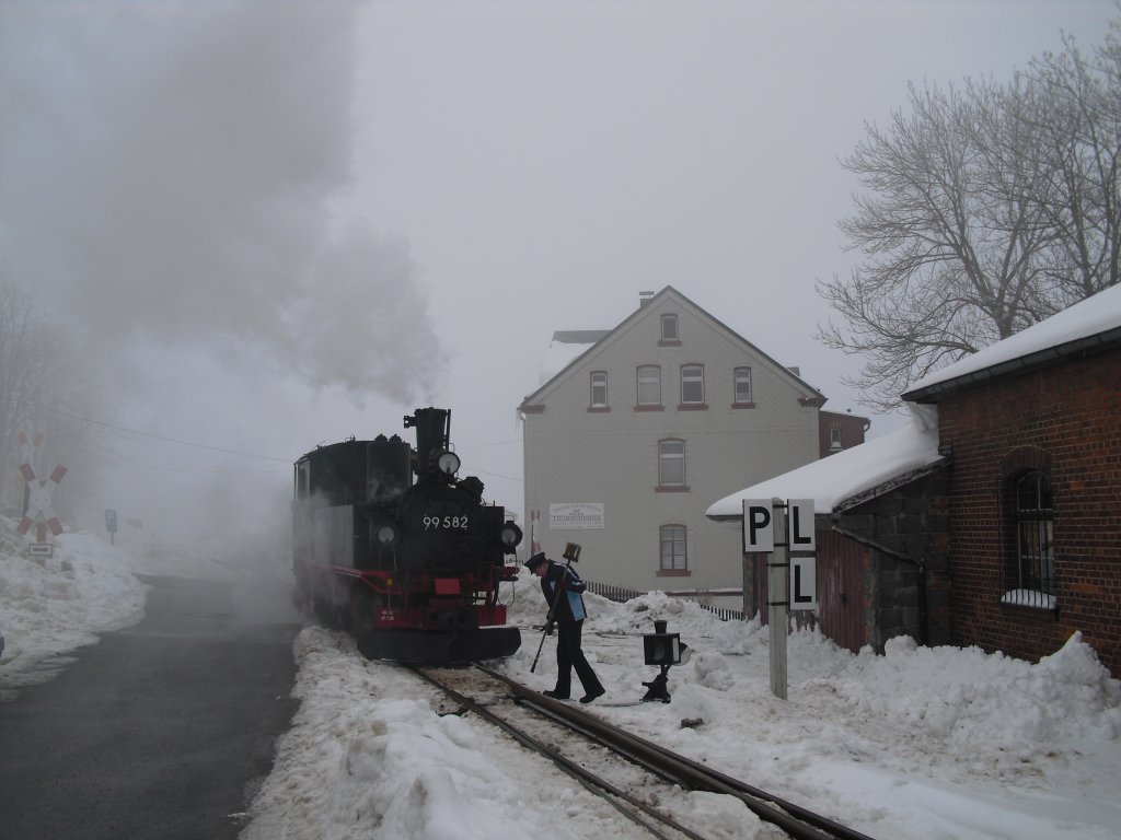Winterdampf in Schnheide 99 582 beim umsetzen an den Zug. Nun muss erstmal die Weiche vom Eis befreit werden, am 07.02.10