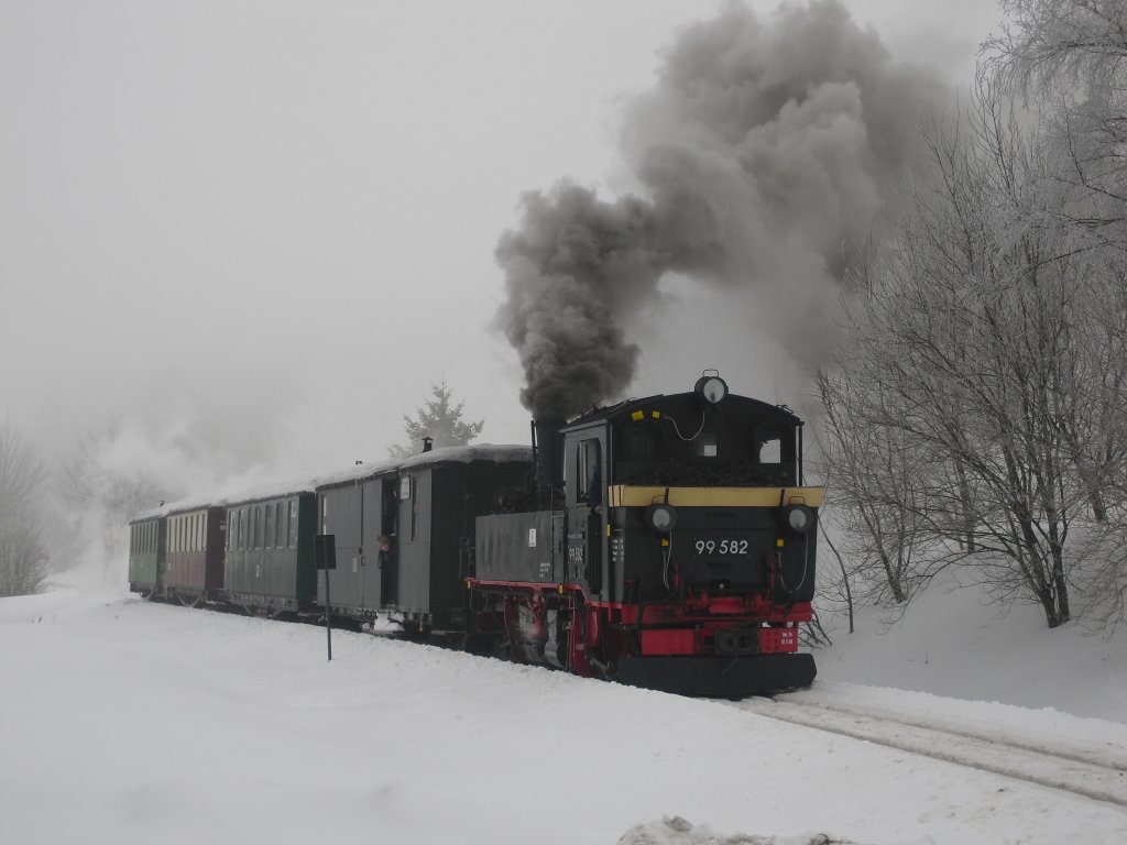 Winterdampf in Schnheide, am 07.02.10. Nun ist 99 582 auf dem Weg nach Neuheide.