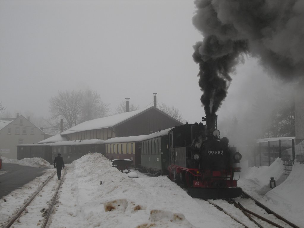 Winterdampf in Schnheide an einem eiskalten Sonntag morgen. Nun laufen die Vorbereitungen mit 99 582, am 07.02.10