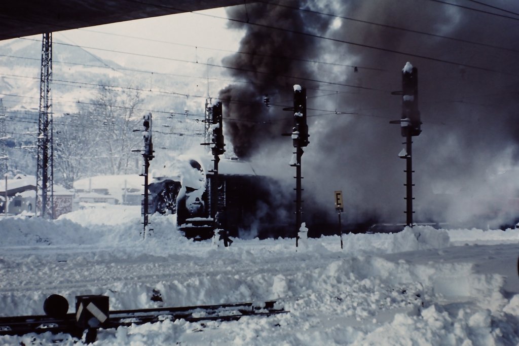 Winterdienst am 16. Dezember 1976 im Bahnhof Bludens mit einer Dampfschneeschleuder von Henschel, geschoben von einer 1020. Der von einem Schneepflug zusammengeschobene Schnee wurde in hohem Bogen aus dem Gleisbereich bef�rdert.